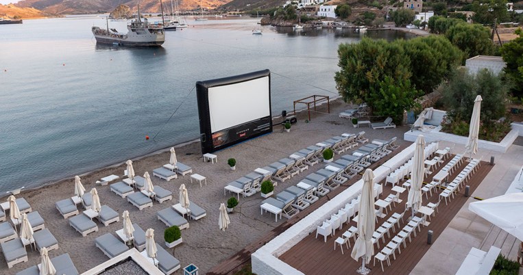 Φανταστική ιδέα: Στο πιο ωραίο θερινό σινεμά του Αιγαίου μεταμορφώθηκε ένα ξενοδοχείο στην Πάτμο  