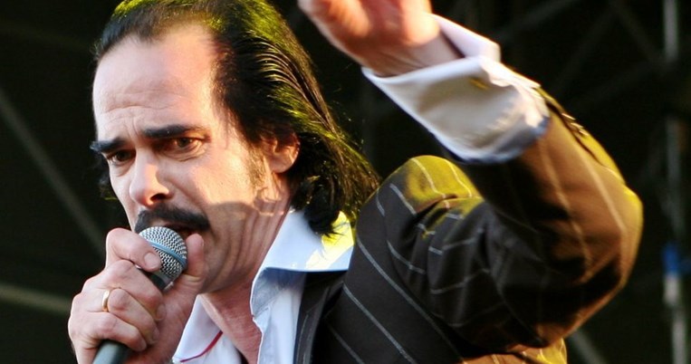 Επικό σχόλιο του Νικ Κέιβ σε τρολ: «Η αρνητική ενέργεια που παράγουμε τελικά επιστρέφει σε εμάς»