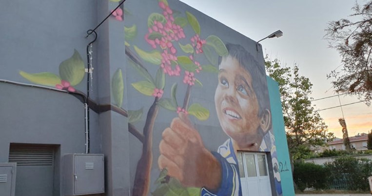 «Δε θα ξεχάσουμε ποτέ»: Γκράφιτι για τους 102 νεκρούς από τη φωτιά στο Μάτι με έναν συμβολισμό