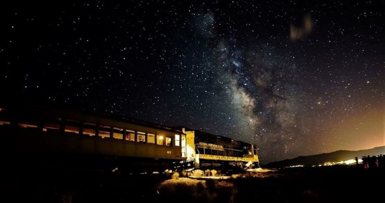 Κάθε καλοκαίρι ένα νυχτερινό τρένο βάζει προορισμό τον πιο έναστρο ουρανό στον πλανήτη