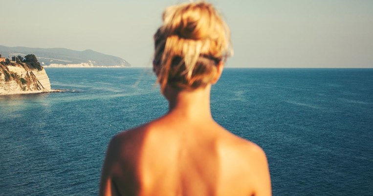 Το μόνο προϊόν μαλλιών με θαυματουργό υαλουρονικό οξύ που θα σώσει τα μαλλιά σου στις διακοπές 