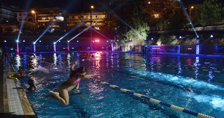Το πιο δροσερό θερινό σινεμά: Μεταμεσονύχτιες προβολές και βουτιές σε κολυμβητήριο της Θεσσαλονίκης