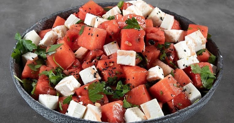 Το υγιεινό «τσίζκεϊκ» της ελληνικής εξοχής: Σαλάτα με καρπούζι και φέτα του Άκη Πετρετζίκη
