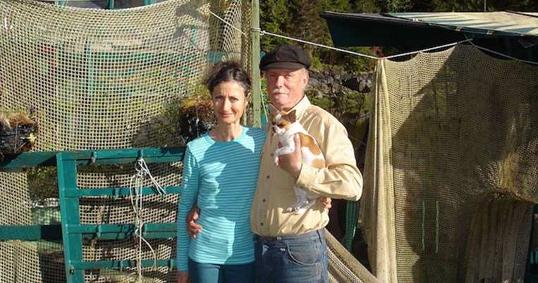 Το ζευγάρι που έχτισε ένα σπίτι-νησί πάνω σε πλατφόρμες έχει σήμερα απόλυτη αυτάρκεια