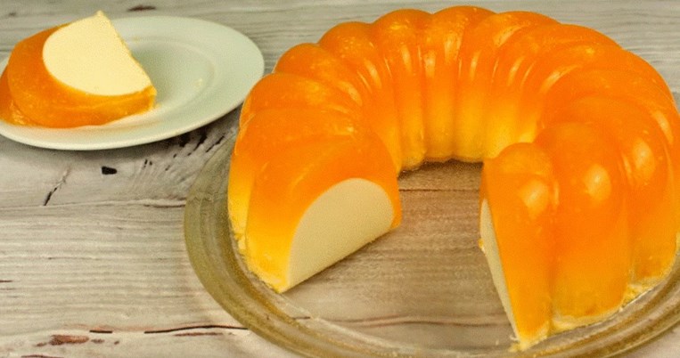 Δροσερή δίχρωμη τούρτα-ζελέ πορτοκαλιού με λίγα λιπαρά: Κανείς δε μπορεί να σταματήσει στο 1 κομμάτι