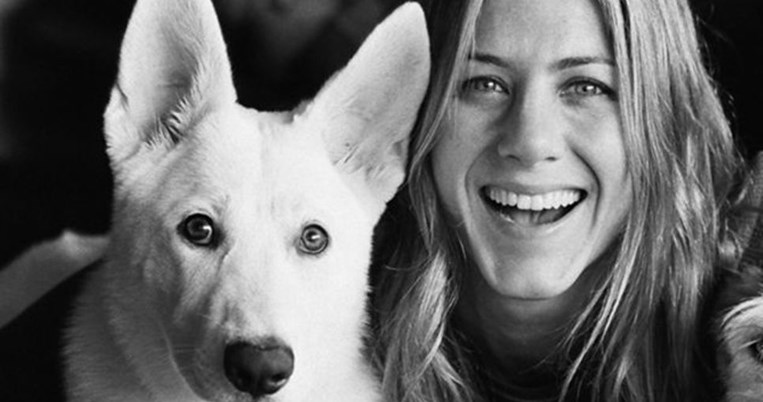 «Περιστοιχισμένη από ολόκληρη την οικογένειά της»: Το αντίο του Θερού & της Άνιστον στον σκύλο τους