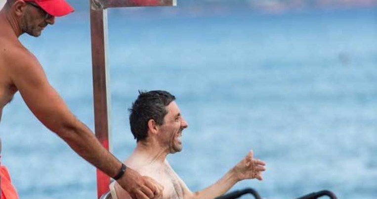 Μια ευτυχισμένη μέρα στη θάλασσα με το Άσυλο Ανιάτων: Για πολλούς ήταν το πρώτο μπάνιο στη ζωή τους
