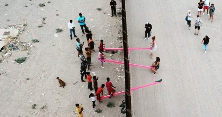 Παιχνίδι εναντίον διχασμού: Καλλιτέχνες τοποθέτησαν τραμπάλες στο Τείχος μεταξύ ΗΠΑ και Μεξικού