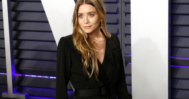 Το παντελόνι με πιέτες της Άσλει Όλσεν είναι πολύ πιο cool από όλα τα skinny τζιν του κόσμου 