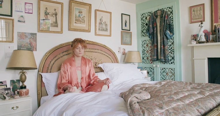 Mέσα στο τέλεια ακατάστατο σπίτι της Φλόρενς Γουέλς, στο Λονδίνο 