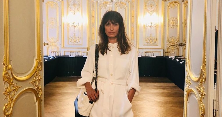 Τα 9 καλοκαιρινά κομμάτια που δεν λείπουν από την ντουλάπα μιας κομψής γυναίκας μετά τα σαράντα