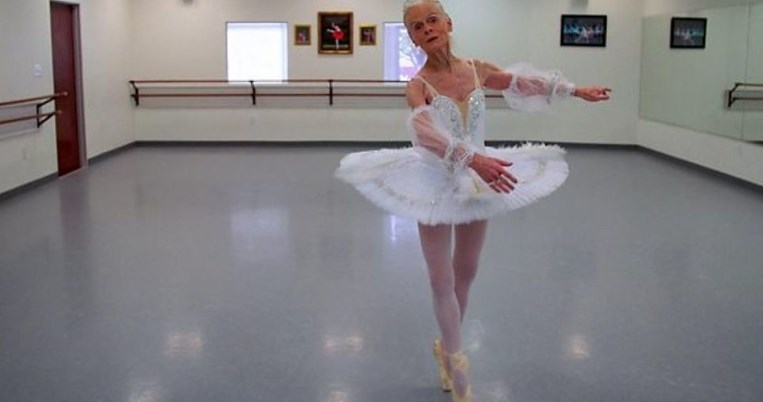 «Το μπαλέτο διδάσκει αλληλοσεβασμό»: Μια 77χρονη μπαλαρίνα ξέρει το νόημα της ζωής