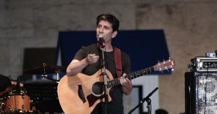 «Σβήστε τώρα αυτό το πράγμα». Ο Σωκράτης Μάλαμας διακόπτει πολύ εκνευρισμένος τη συναυλία του