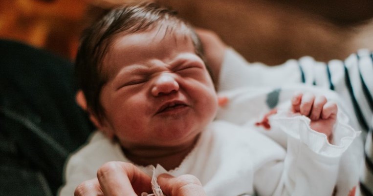 Ένας παιδίατρος δείχνει τη «θαυματουργή» κίνηση που ηρεμεί αμέσως το νεογέννητο που κλαίει γοερά
