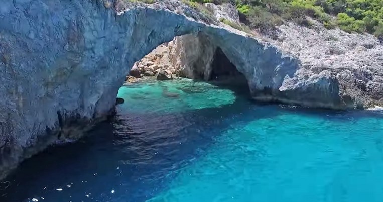 Η μυστική θαλάσσια σπηλιά του Κορινθιακού με τα γαλαζοπράσινα νερά. Πώς φτάνετε εκεί