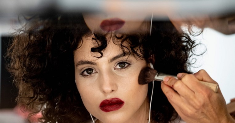 Ο λόγος που αυτό το κλασικό προϊόν μακιγιάζ πουλάει ένα κομμάτι κάθε 5 δευτερόλεπτα