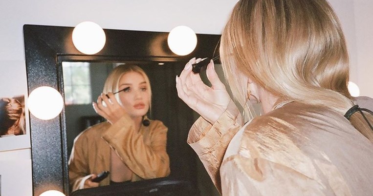 «Κάθε φορά που χρησιμοποιώ το αγαπημένο μέικαπ της Ρόζι Χάντινγκτον, γεμίζω κομπλιμέντα»