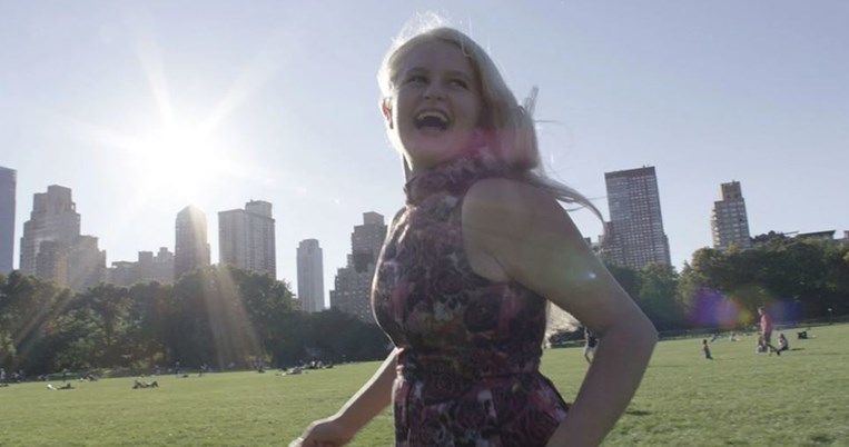 14χρονη αυτιστική έφηβη σκηνοθετεί ντοκιμαντέρ μικρού μήκους που μας μυεί στο μη λεκτικό κόσμο της