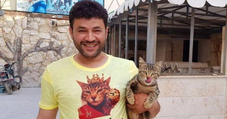 Αληθινός ήρωας: Ο άντρας που σώζει παιδιά και γάτες στο βομβαρδισμένο Χαλέπι της Συρίας