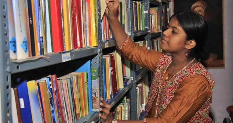 12χρονη Ινδή δημιούργησε μια ελεύθερη βιβλιοθήκη για άπορα παιδιά. Η νεότερη βιβλιοθηκάριος