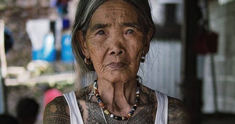 Η 102χρονη tattoo artist των Φιλιππινών. Οι πελάτες της ταξιδεύουν 15 ώρες για να την επισκεφτούν