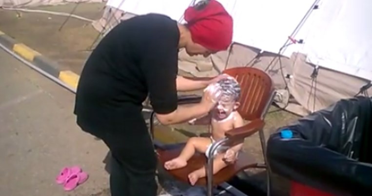 Nα πώς μια γυναίκα πρόσφυγας κάνει μπάνιο το μωρό της