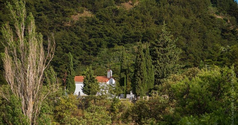 Βόρεια Χίος: Ένας μυστικός καταπράσινος παράδεισος με μονή στον βράχο, με παράξενο όνομα και ιστορία