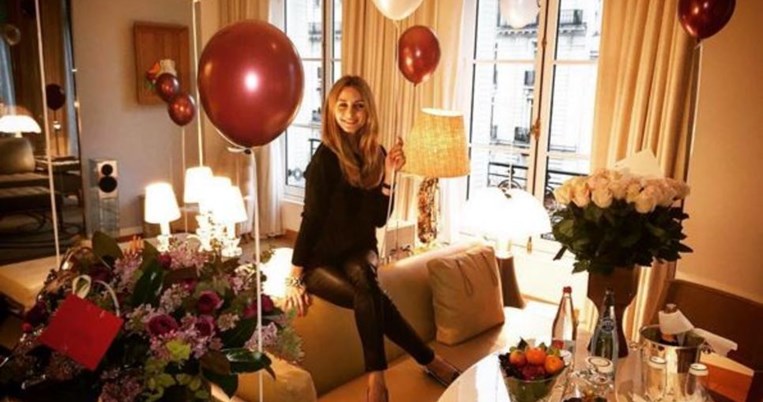 H Ολίβια Παλέρμο γιόρτασε τα γενέθλιά της στο Παρίσι σε ένα πάρτι έκπληξη. Αντιγράφουμε το look της 