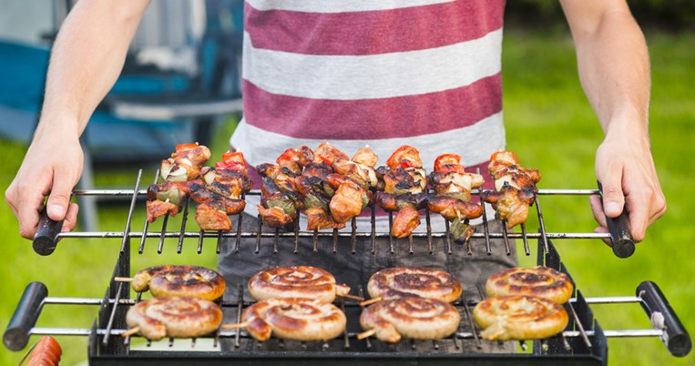 Τσικνοπέμπτη στο σπίτι σου: 17 αξιώματα για το τραπέζι που θα κάνεις στους φίλους σου