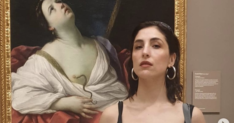 «Ούτε αγία, ούτε π….α»: Διαμαρτυρία για τα στερεότυπα των παρθένων κοριτσιών, που έγινε αμέσως viral