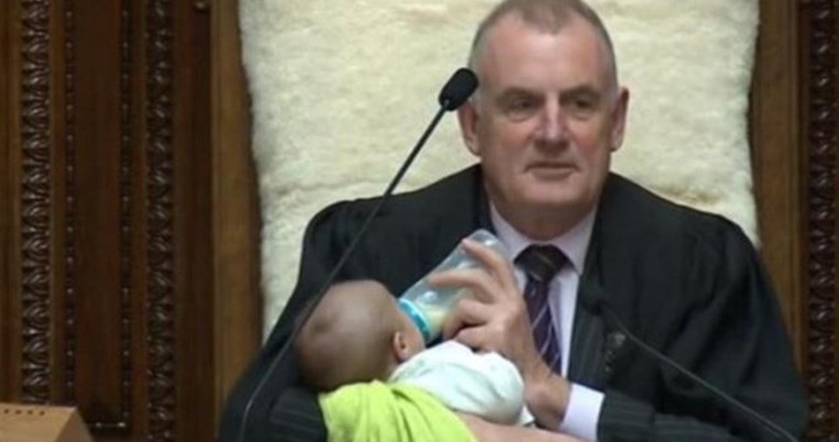 O πρόεδρος της Βουλής της Νέας Ζηλανδίας ταΐζει μωρό με μπιμπερό κατά τη διάρκεια συνεδρίασης 