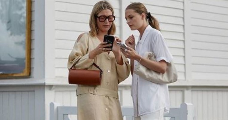 Όλες έχουν αρχίσει να δένουν αλλιώς τα κορδόνια τους και μιλάμε για τη μεγαλύτερη τάση της σεζόν