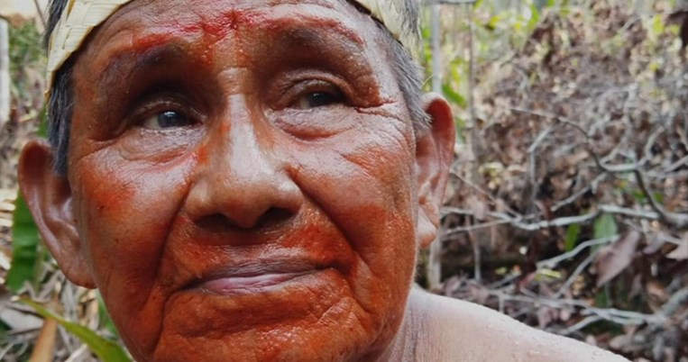 «Θα δώσω τη ζωή μου». Ο ηγέτης της φυλής Mura ορκίζεται να πολεμήσει για να σωθεί ο Αμαζόνιος