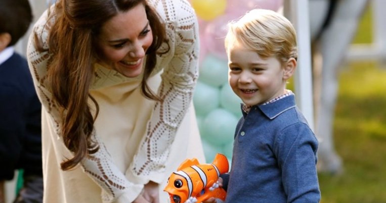 Ο μικρός πρίγκιπας Τζορτζ μαθαίνει μπαλέτο, παρουσιάστρια τον κοροϊδεύει δημοσίως, το ίντερνετ ξεσπά