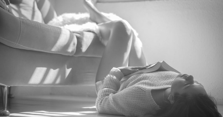 «Πόδια ψηλά στον τοίχο»: 1 με 2 λεπτά την ημέρα είναι αρκετά για να «ξαναρυθμιστεί» το σώμα 