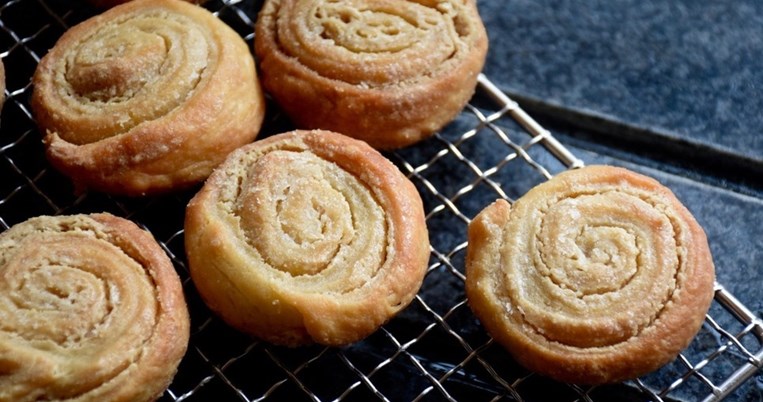 Κυπριακές ταχινόπιτες με άρωμα πορτοκαλιού χωρίς αβγά: Μια ζυμαρένια λιχουδιά 