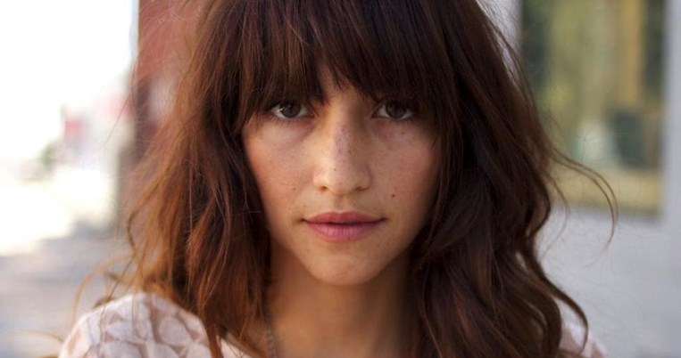 Δείτε αν σας πηγαίνουν οι αφέλειες χωρίς να κόψετε τα μαλλιά σας