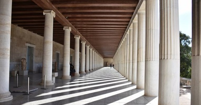 «Οι πέτρες μιλούν»: Θέατρο στη Στοά του Αττάλου, σε τρεις γλώσσες και με ελεύθερη είσοδο 