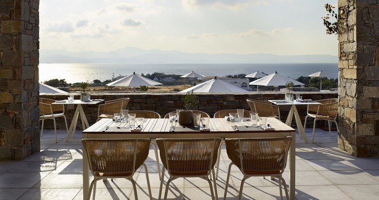 Η παριανή εκδοχή της Γαλάζιας Hytra αντικρίζει την ευθεία γραμμή των οριζόντων 