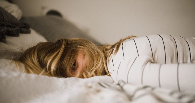 Αν κοιμάστε μπρούμυτα, αντιμετωπίζετε αυτό τον άγνωστο κίνδυνο. Ποια είναι η πιο ασφαλής στάση ύπνου