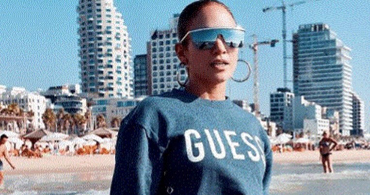 Με αυτό το μαγιό η Τζένιφερ Λόπεζ μοιάζει να μην έχει ηλικία 