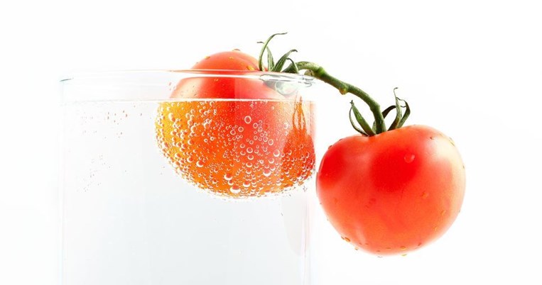 Όλα όσα θα συμβούν στο σώμα και το πρόσωπό σας αν αρχίσετε να τρώτε μία ντομάτα τη μέρα