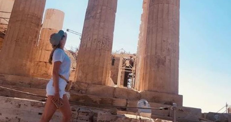 «Ήταν όνειρο ζωής να δω την Ακρόπολη». Η Κέιτ Άπτον βρίσκεται στην Ελλάδα και είναι πανευτυχής