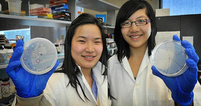 Φοιτήτριες δημιούργησαν βακτήριο που τρώει τα πλαστικά από τις θάλασσες, μετατρέποντας τα σε νερό