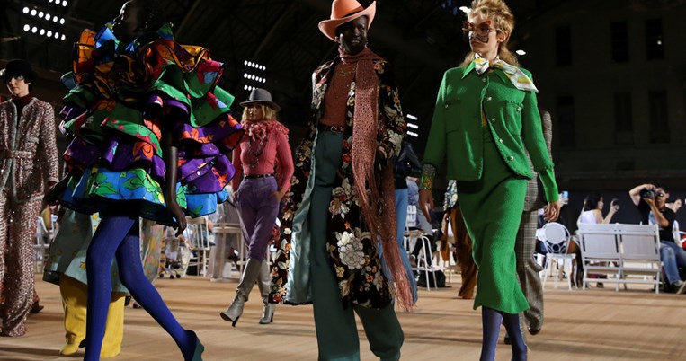 Η νέα συλλογή του Marc Jacobs δοξάζει τη χαρά της ζωής με μια 70s διάθεση