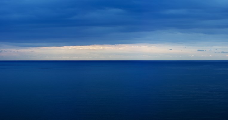 Μια ατομική έκθεση φωτογραφίας στην Αθήνα μάς μεταφέρει σε θαλασσινά τοπία σαν πίνακες ζωγραφικής