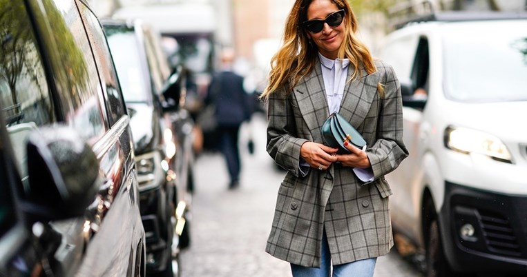 40+: Τα αξεσουάρ που θα σε μεταφέρουν από το καλοκαίρι στο φθινόπωρο όπως τα φόρεσαν οι Παριζιάνες 