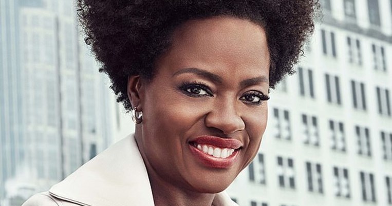 «Η αποτυχία με έκανε χοντρόπετση». Η Βαϊόλα Ντέιβις είναι το νέο πρόσωπο της L'Oreal