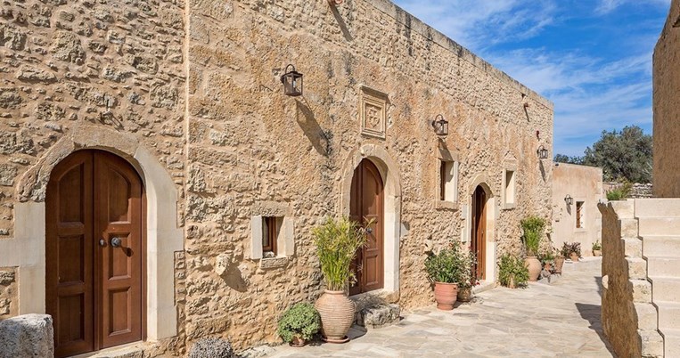 Ένα ερημωμένο χωριό του 1600, στην Κρήτη, μετατρέπεται ολόκληρο σε λουξ ξενοδοχείο 