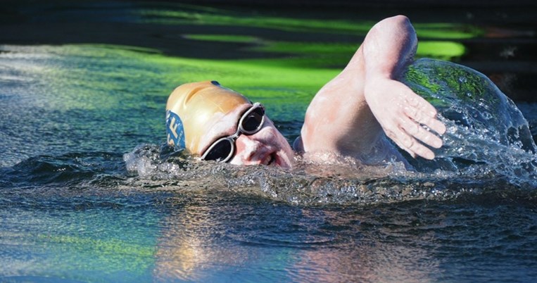 Γυναίκα που νίκησε τον καρκίνο του μαστού κολύμπησε τη Μάγχη τέσσερις φορές χωρίς στάση σε 54 ώρες
